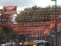 716537 Fotopaneeltje, met een afbeelding van de oranjeversiering in het Ondiep te Utrecht. De versiering is aangebracht ...